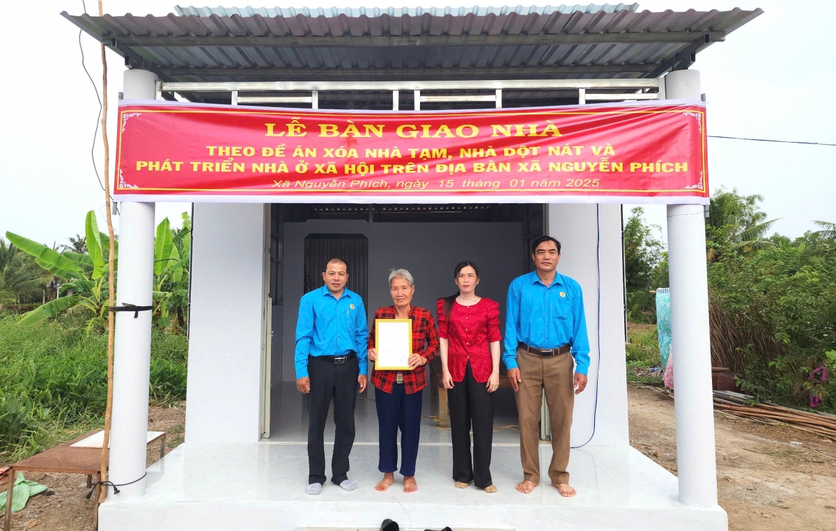 Bà Sánh vui mừng khi được bàn giao nhà