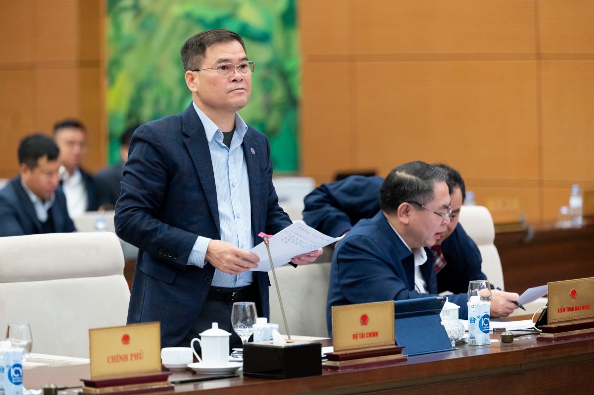 Thứ trưởng Bộ Tài chính Bùi Văn Khắng trình bày Tờ trình. Ảnh: Quochoi.vn
