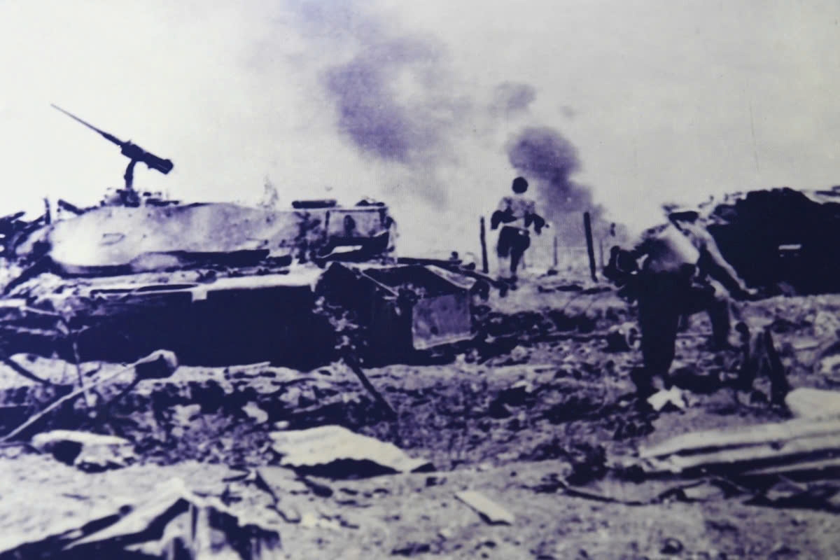 Xe tăng quân giải phóng bắn sập cổng Bộ Tư lệnh Sư đoàn 23 của quân đội VNCH trong trận đánh Buôn Ma Thuột. (Ảnh: Tư liệu trưng bày)