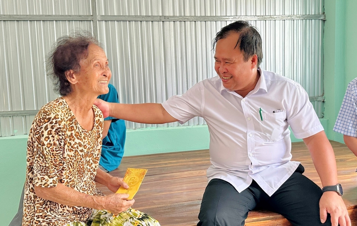 Ông Nguyễn Minh Luân, Phó Chủ tịch UBND tỉnh Cà Mau thăm hỏi, động viên hộ dân khó khăn được bàn giao nhà mới
