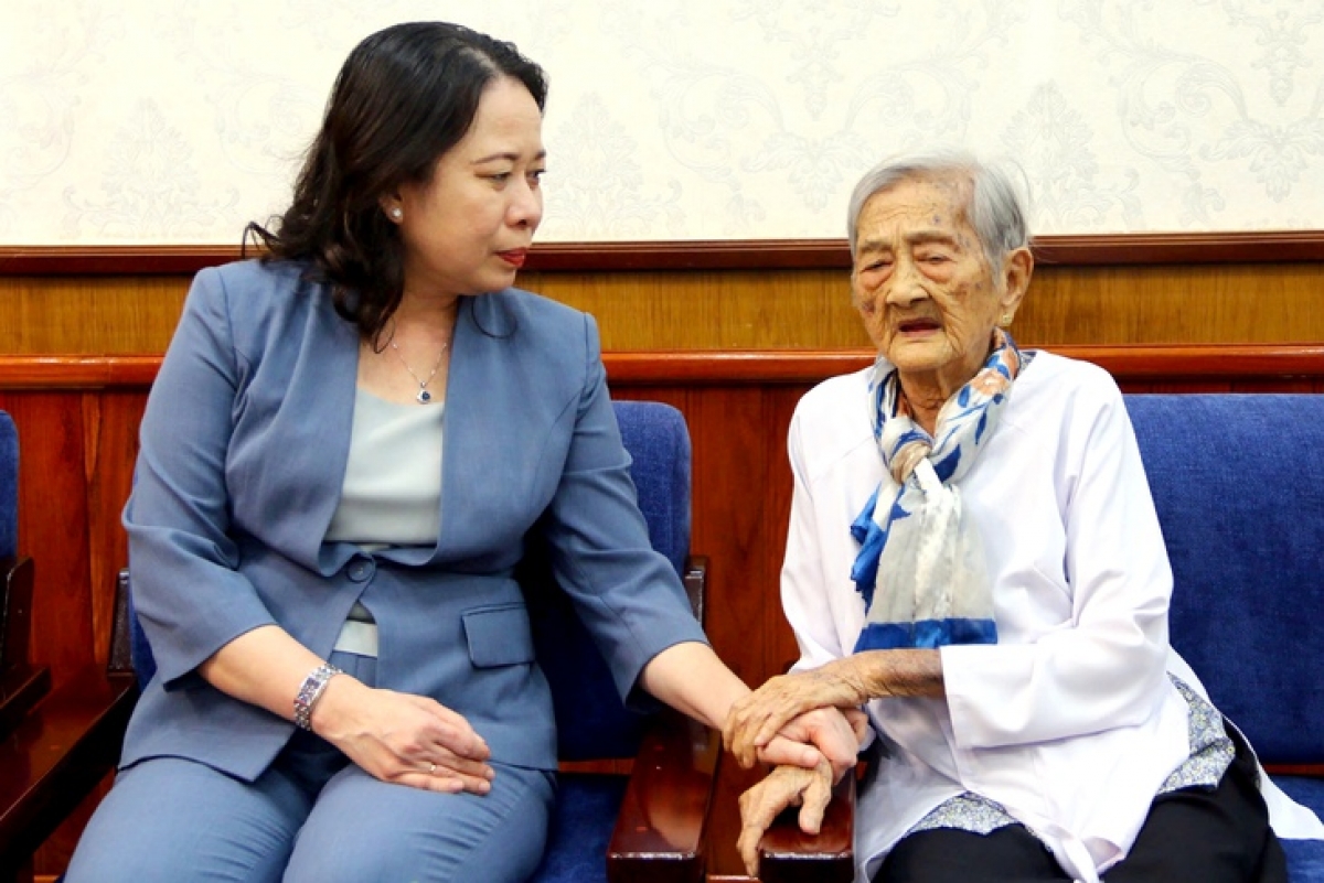 Phaok akaok negar Võ Thị Ánh Xuân rivang saong alin hadiah ka amaik Viet Nam anh hung Đỗ Thị Miên di huyen Xuân Lộc, tinh Dong Nai