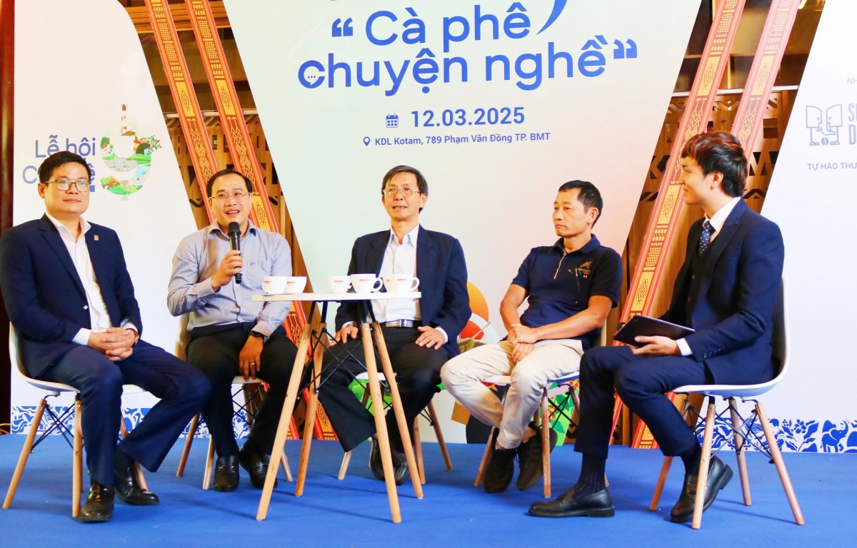 
Đe tơmoi hơvơn truh tơroi gah pơlei tơm Buôn Ma Thuột hơtŏk kaphê kăp gĭt tơguăt hăm tơdrong mơ̆ng lăng huch kaphê vă pơjing "anih truh akŏm kơ kaphê apŭng plenh teh”