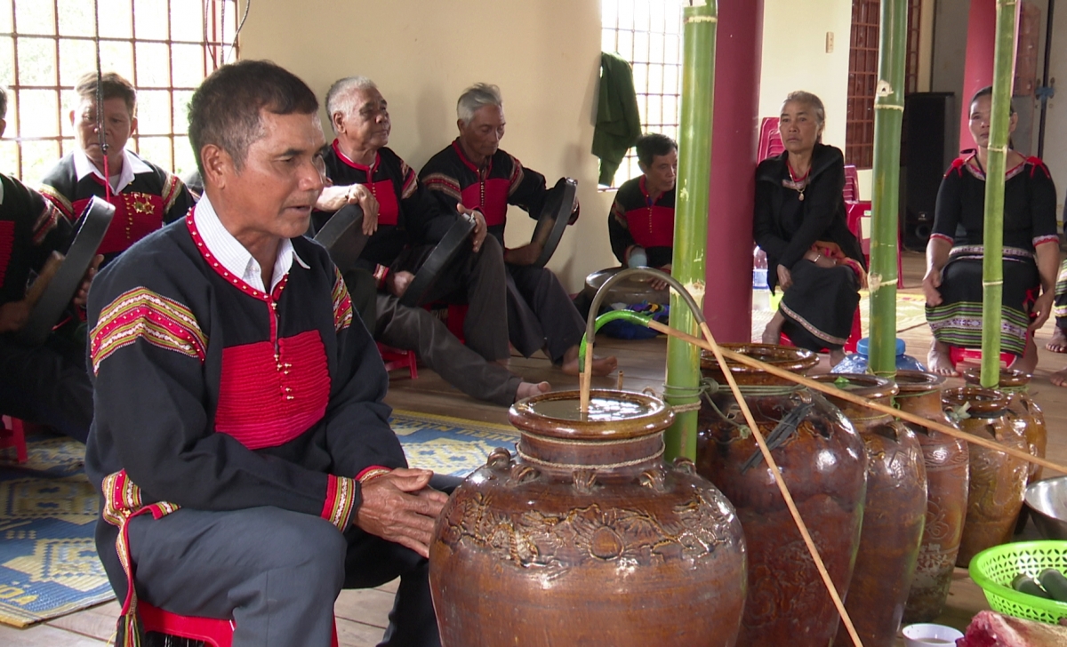 Tung idrâp chêng dri drih dri drih, pôa pơchâu rơkâu xối tiô khôi hmâ dêi mơngế Rơđế, rơkâu ăm rêm ngế tơniăn, đi đo tơrŭm, hơ-ui pâ dêi pó, pói tơngah hơnăm ah pêi lo hên kế tơmeăm, rêh kâ ối kro niân