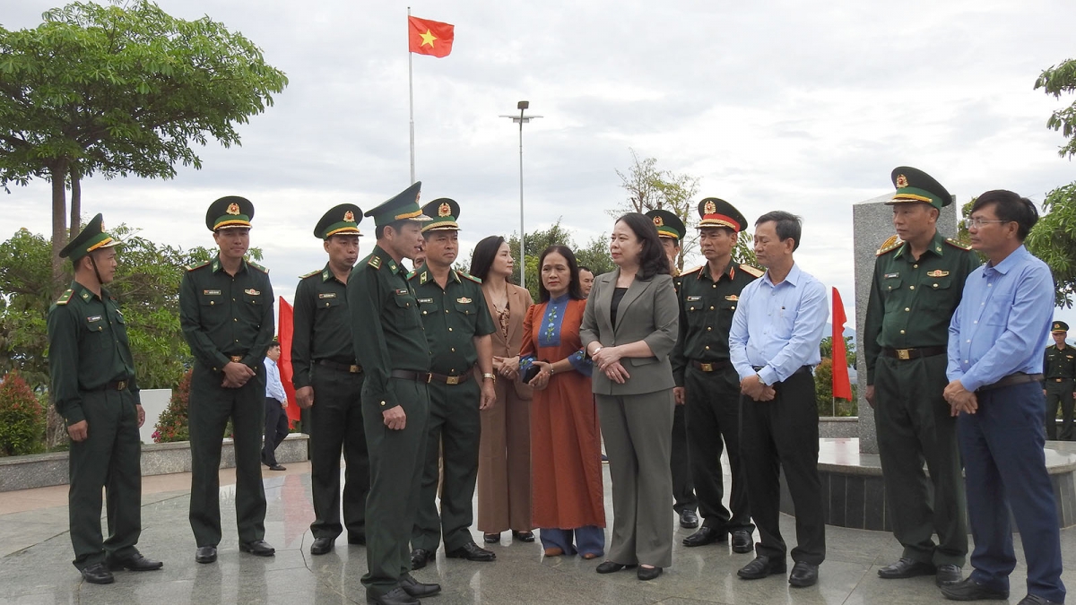 Phó Chủ tịch nước Võ Thị Ánh Xuân thăm Cột mốc biên giới Việt Nam-Lào-Campuchia
ở xã Pờ Y, huyện Ngọc Hồi, tỉnh Kon Tum trong những ngày tháng 3 lịch sử.
Ảnh: Nguyễn Khoa Điềm/VOV Tây Nguyên