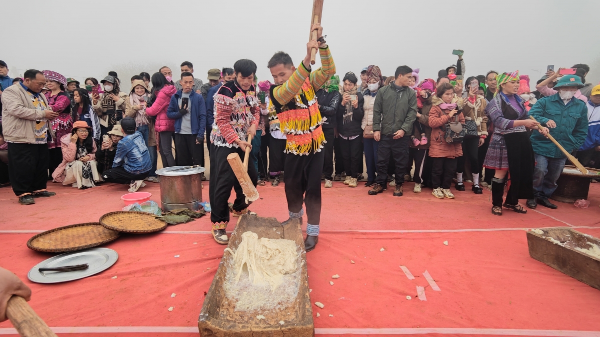 Với nhiều hoạt động văn hóa, văn nghệ đặc sắc của đồng bào dân tộc Mông.