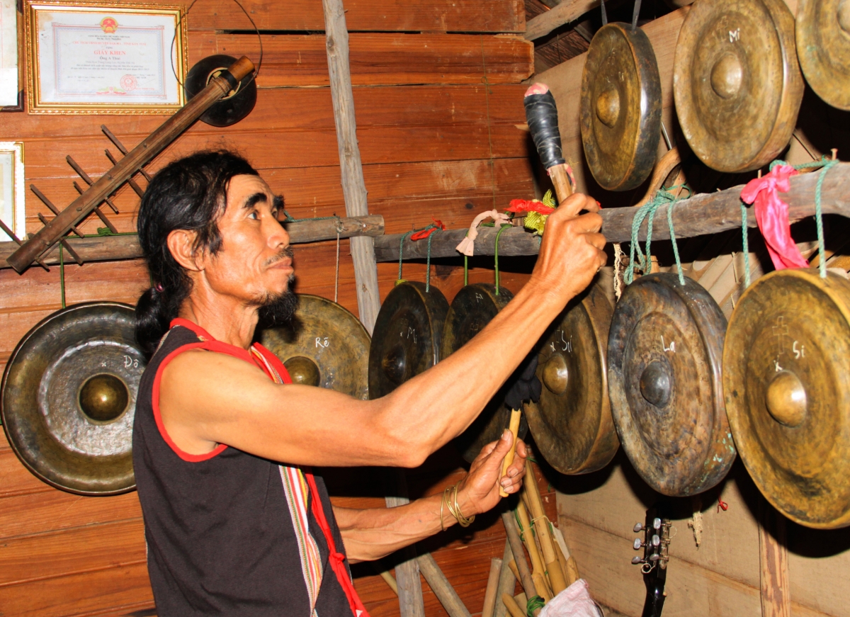 Cau chài A Thui mờ bòr cing yau