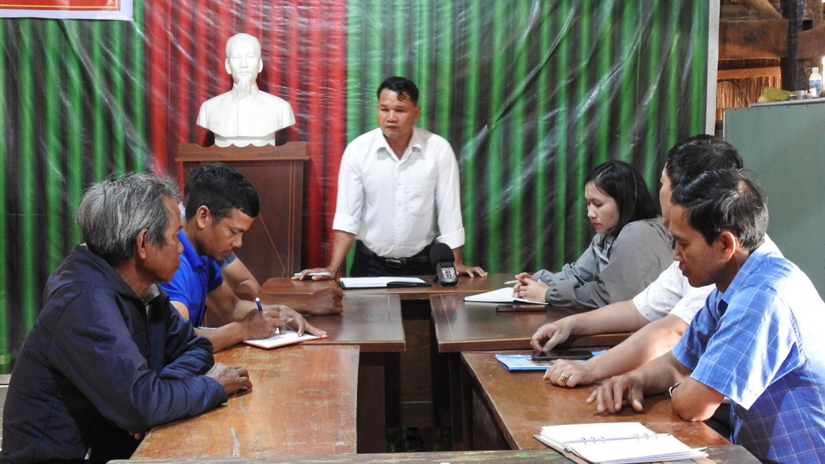 A Thể, Bí thư Chi bộ- Thôn trưởng thôn Gia Xiêng, xã Rờ Kơi, huyện Sa Thầy tại cuộc họp quán triệt nội dung hỗ trợ hộ nghèo trong thôn phát triển kinh tế.