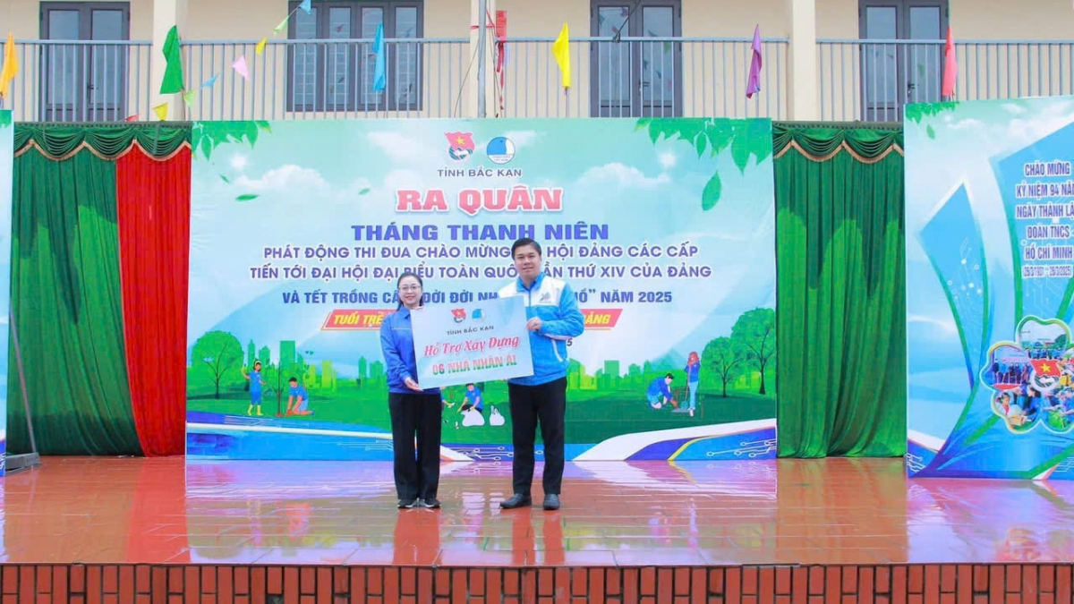 Anh Triệu Tiến Trình, Bí thư Tỉnh đoàn Bắc Kạn trao hỗ trợ xóa nhà tạm,
nhà dột nát tại Lễ ra quân Tháng Thanh niên 2025.
Ảnh: Công Luận/VOV Đông Bắc