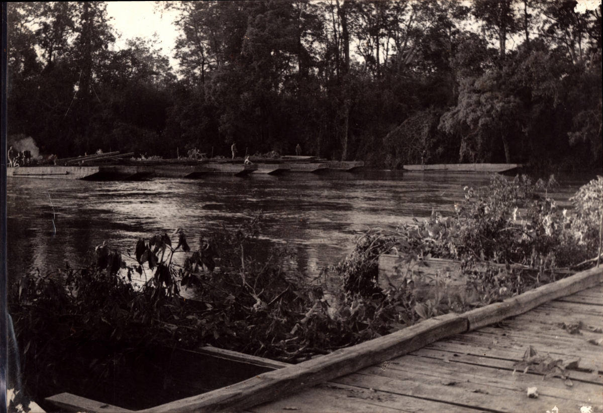 Cầu phao qua sông Sêrêpôk phục vụ chiến dịch giải phóng Buôn Ma Thuột, 1975 - Ảnh tư liệu