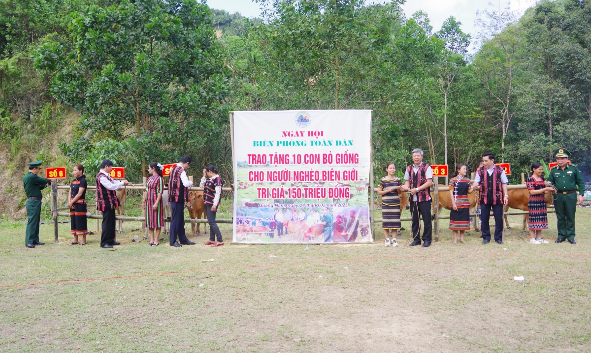 Trao bò giống tặng người nghèo nơi biên giới tỉnh Quảng Nam 
(Ảnh: Bộ đội Biên phòng tỉnh Quảng Nam cung cấp)
