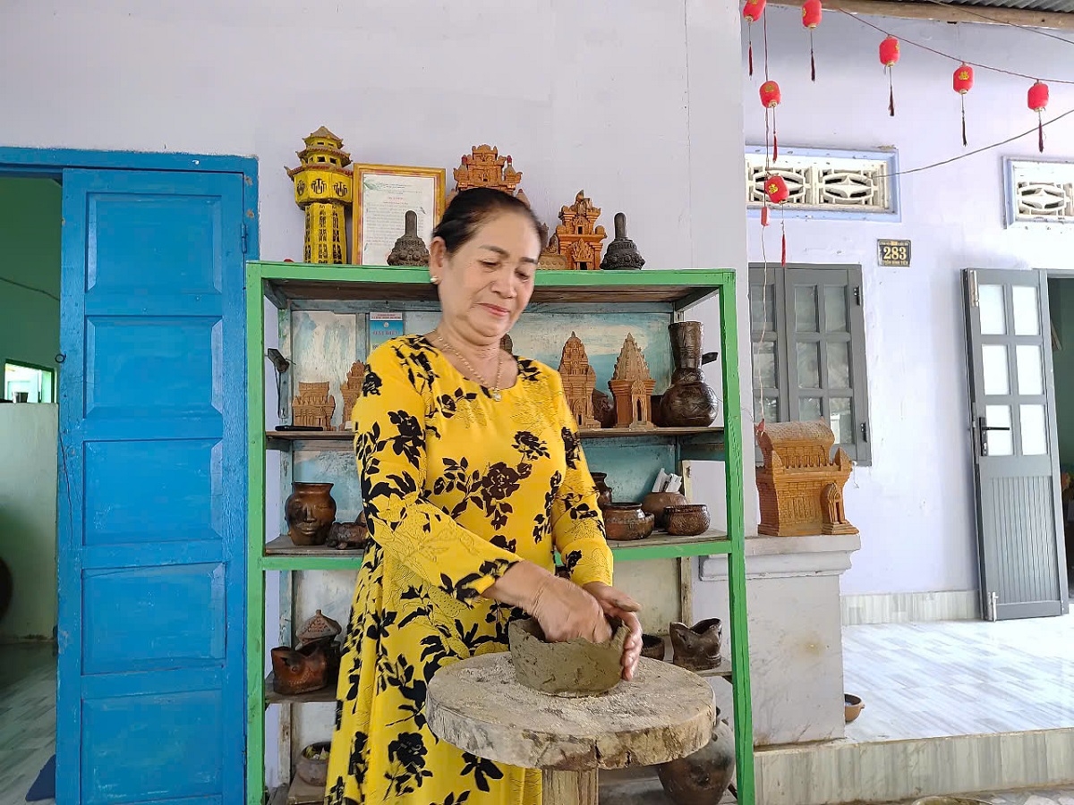 Nghệ nhân Lương Thị Hòa bận rộn với nhiều sản phẩm gốm. (Ảnh: Đoàn Sĩ/VOV TPHCM)