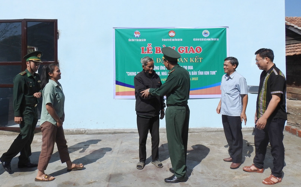 Đại tá Lê Minh Chính, Bí thư Đảng uỷ, Chính uỷ Ƀô̆ đô̆i vei lăng sơlam teh đak dêh char Kon Tum vang chơt hơ iă đei hnam ‘nao hăm ƀok A Trỏ.