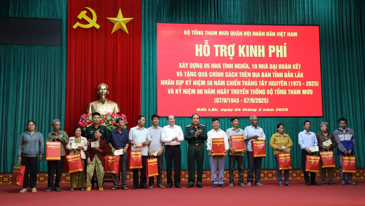 Thượng tướng Phùng Sĩ Tấn pơjao tơmam ăn dôm unh hnam tơnap tap tơ̆ Đăk Lăk