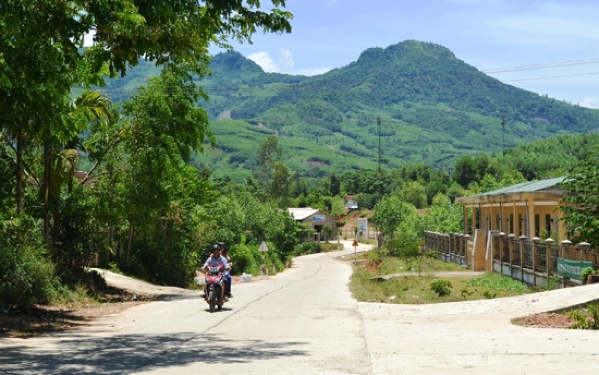 Dưới chân núi Cao Muôn, xã Ba Vinh đang đổi thay từng ngày. Ảnh: Báo Quảng Ngãi