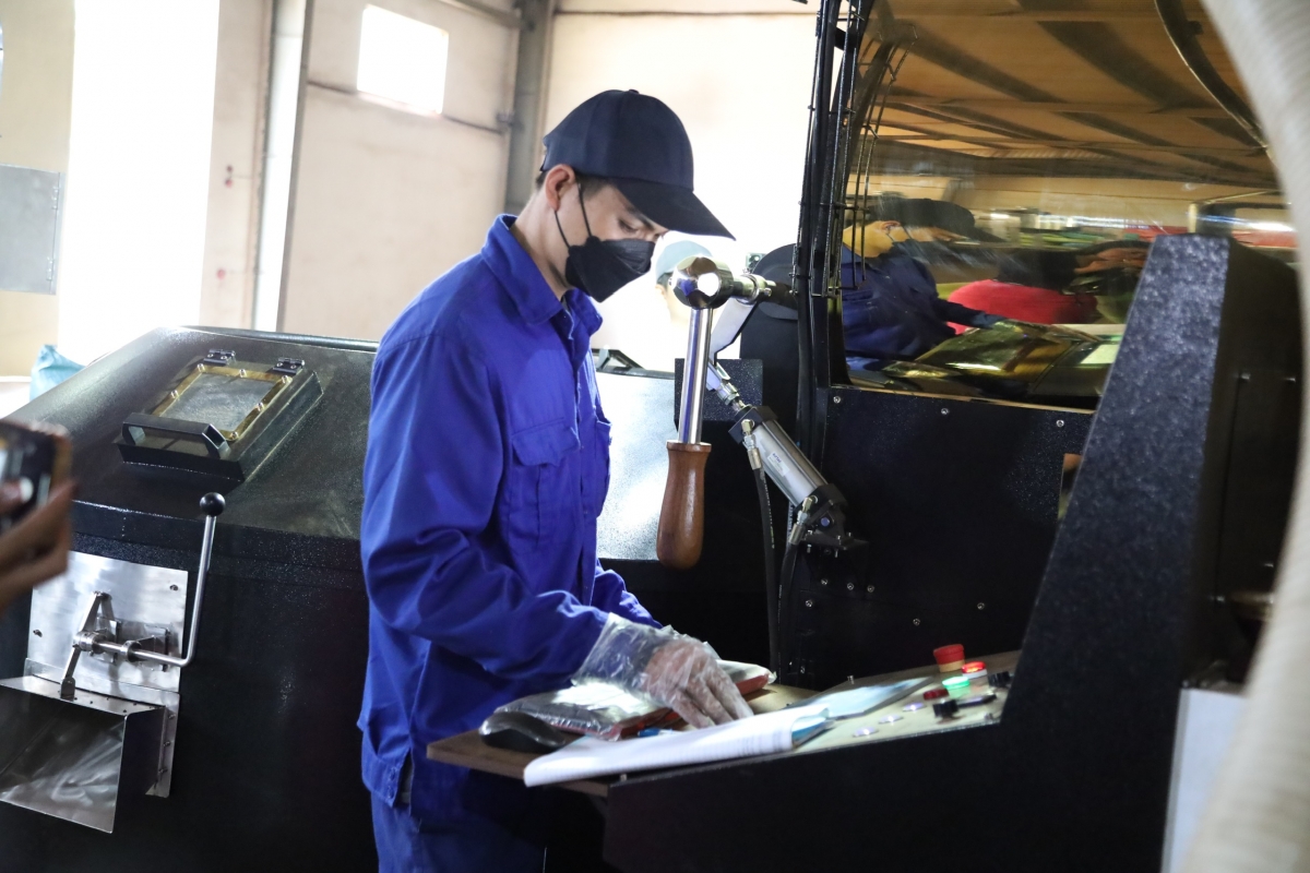 Tơmơ̆t jên jang răt kơmăy kơmŏk ‘nao pơm lăp hăm ‘meh vă dôm tơdrong hơgăt ‘lơ̆ng pơm tơlĕch jrŭ