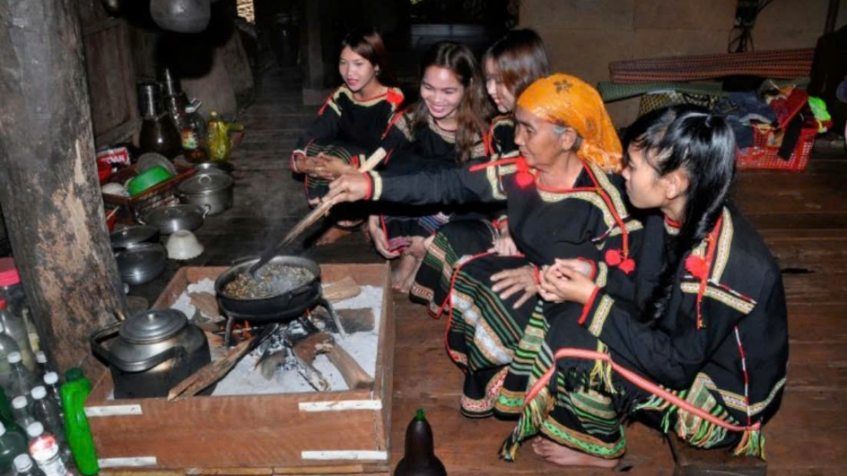 Cà phê kể câu chuyện về văn hóa, về bàn tay khéo léo
và sự tần tảo của những người mẹ, người chị nơi buôn làng.
Ảnh: Ama Phong
