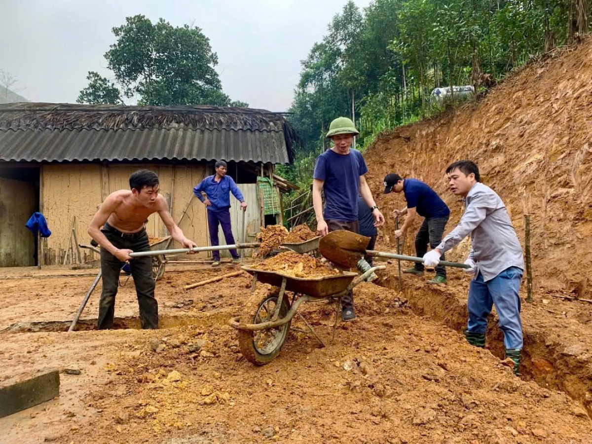 Các tổ chức, đoàn thể được huy động vào tham gia cùng xóa nhà tạm
cho các hộ nghèo, cận nghèo khó khăn về nhà ở.
Ảnh: Thừa Xuân/VOV Tây Bắc