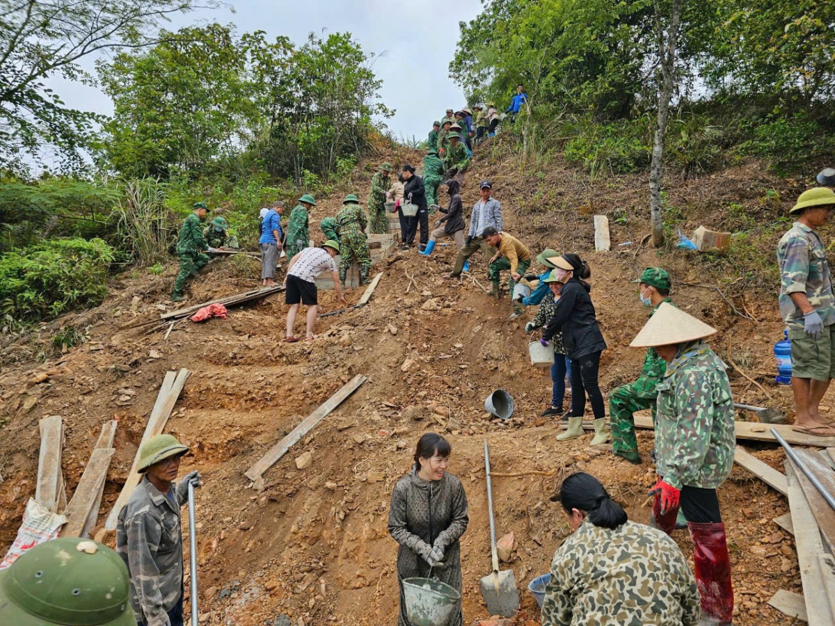 CBCS Biên phòng cùng người dân biên giới, các lực lượng đóng góp ngày công,
chung tay xây dựng Đường kiểm tra cột mốc, bảo vệ biên giới.
Ảnh: Nguyễn Hoàng Duy Thái/VOV Đông Bắc