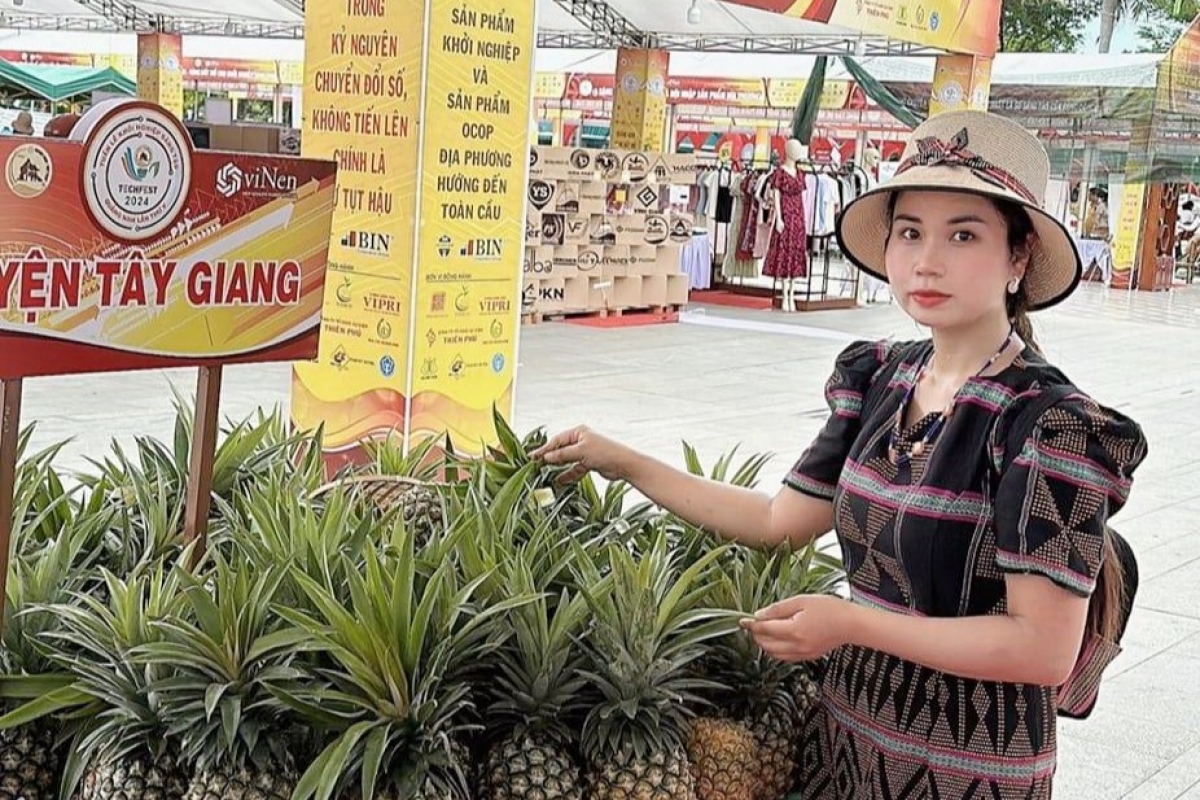 Chị Coor Thị Bân ở xã A Xan, huyện Tây Giang đi đầu trong phát triển kinh tế,
xóa đói giảm nghèo (Ảnh: Tuyết Lê/VOV Miền Trung)