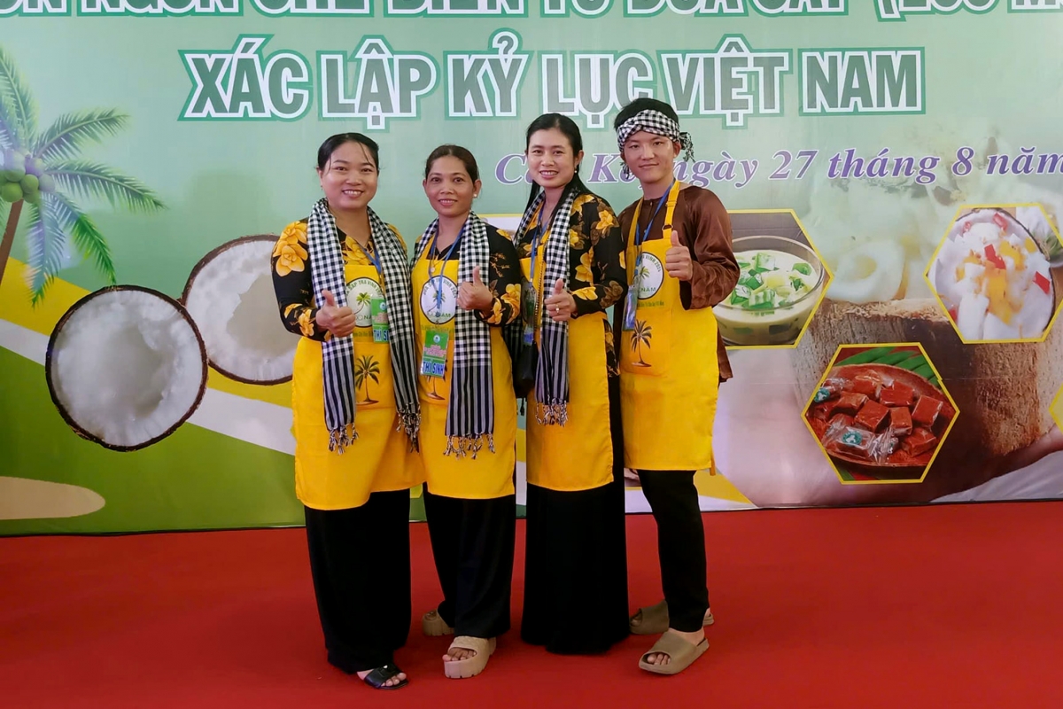 Chị Kinh Thị Sô Đây (thứ 2 từ trái) tại Hội thi chế biến 100 món ngon từ dừa sáp Cầu Kè.
Ảnh: Thạch Trà Vinh/VOV ĐBSCL