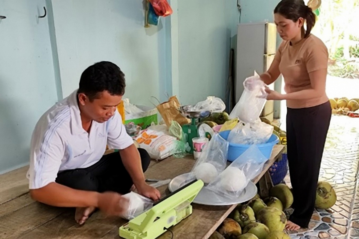 Chị Sô Đây và chồng đóng gói sản phẩm mứt dừa sáp.
Ảnh: Thạch Trà Vinh/VOV ĐBSCL