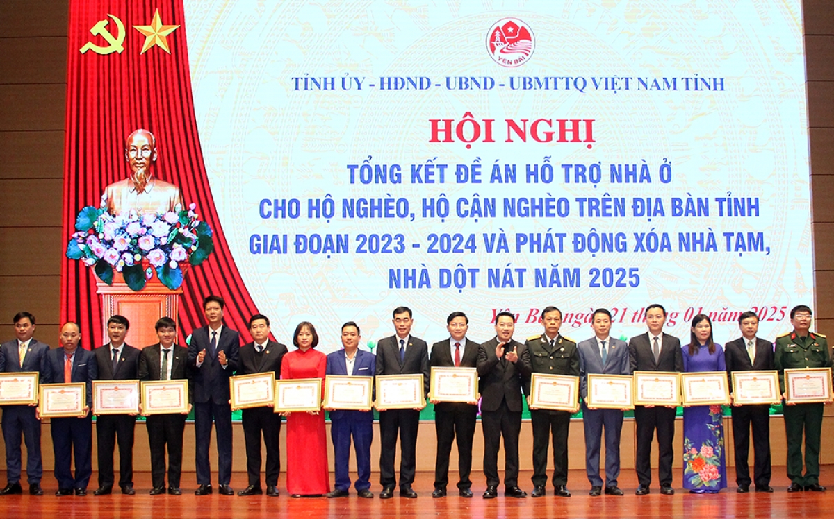 Chủ tịch UBND tỉnh Nguyễn Tuấn Anh và
Phó Chủ tịch Thường trực UBND tỉnh Nguyễn Thế Phước trao Bằng khen
cho các tập thể có thành tích xuất sắc trong thực hiện Đề án hỗ trợ nhà ở
cho hộ nghèo, hộ cận nghèo trên địa bàn tỉnh Yên Bái, giai đoạn 2023 – 2024.
Ảnh: Thừa Xuân/VOV Tây Bắc