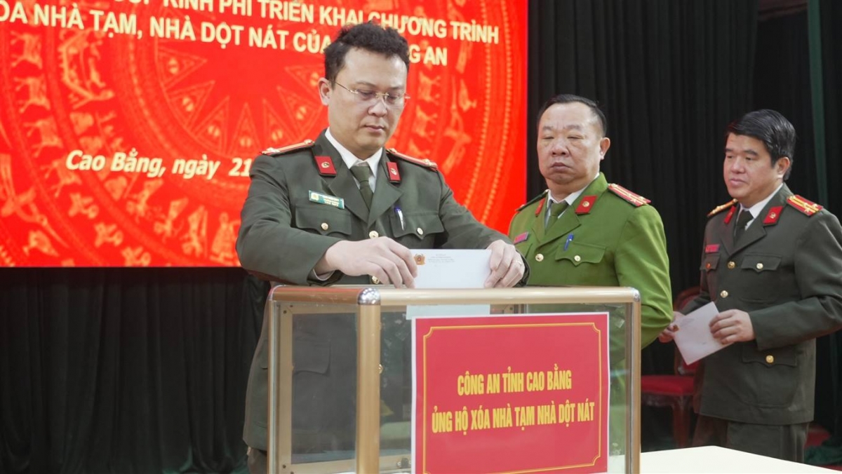 Công an tỉnh Cao Bằng quyên góp ủng hộ xóa nhà tạm, nhà dột nát.
Ảnh: CTV Gia Hưng- Công Luận/VOV Đông Bắc