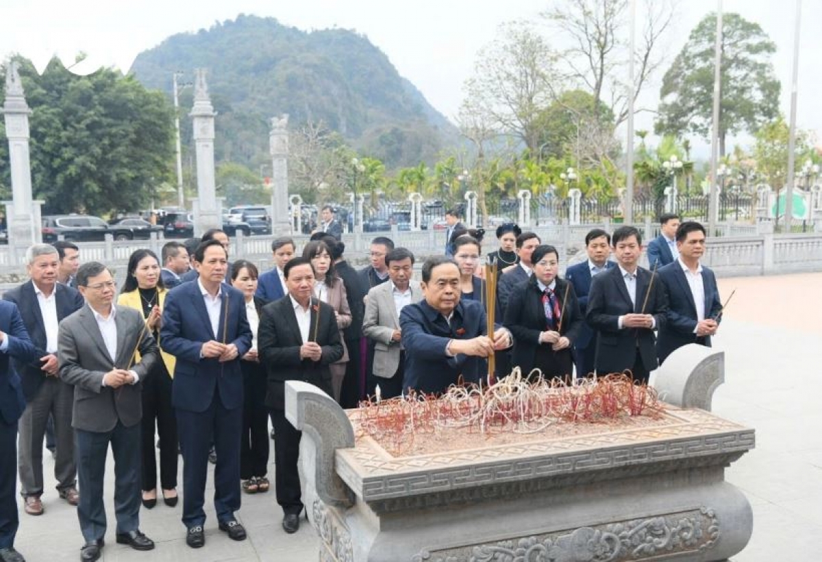  Củ tịc Quôk hội ồng Trần Thanh Mẫn chu ñàng kah kơlôi Củ tịc Hồ Chí Minh