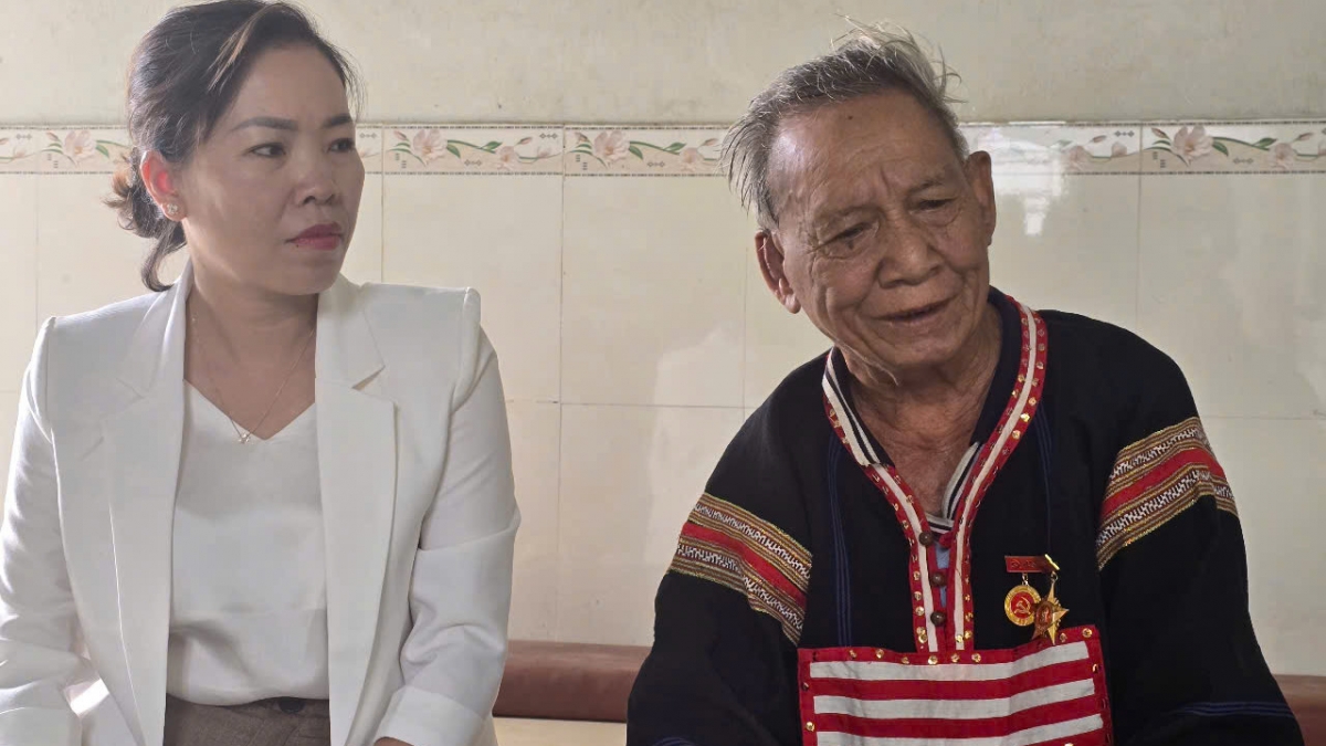 Cựu chiến binh Ksor Chư kể lại trận đánh Đường 7 tại cầu Sông Bờ,
nay thuộc phường Sông Bờ, thị xã Ayun Pa, Gia Lai.
Ảnh: Hoàng Qui/VOV Tây Nguyên