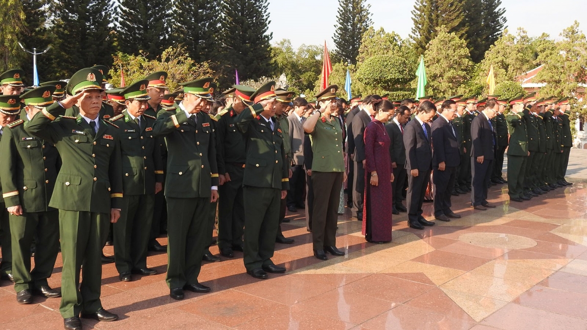Đại biểu mặc niệm tưởng nhớ anh linh các anh hùng liệt sỹ.