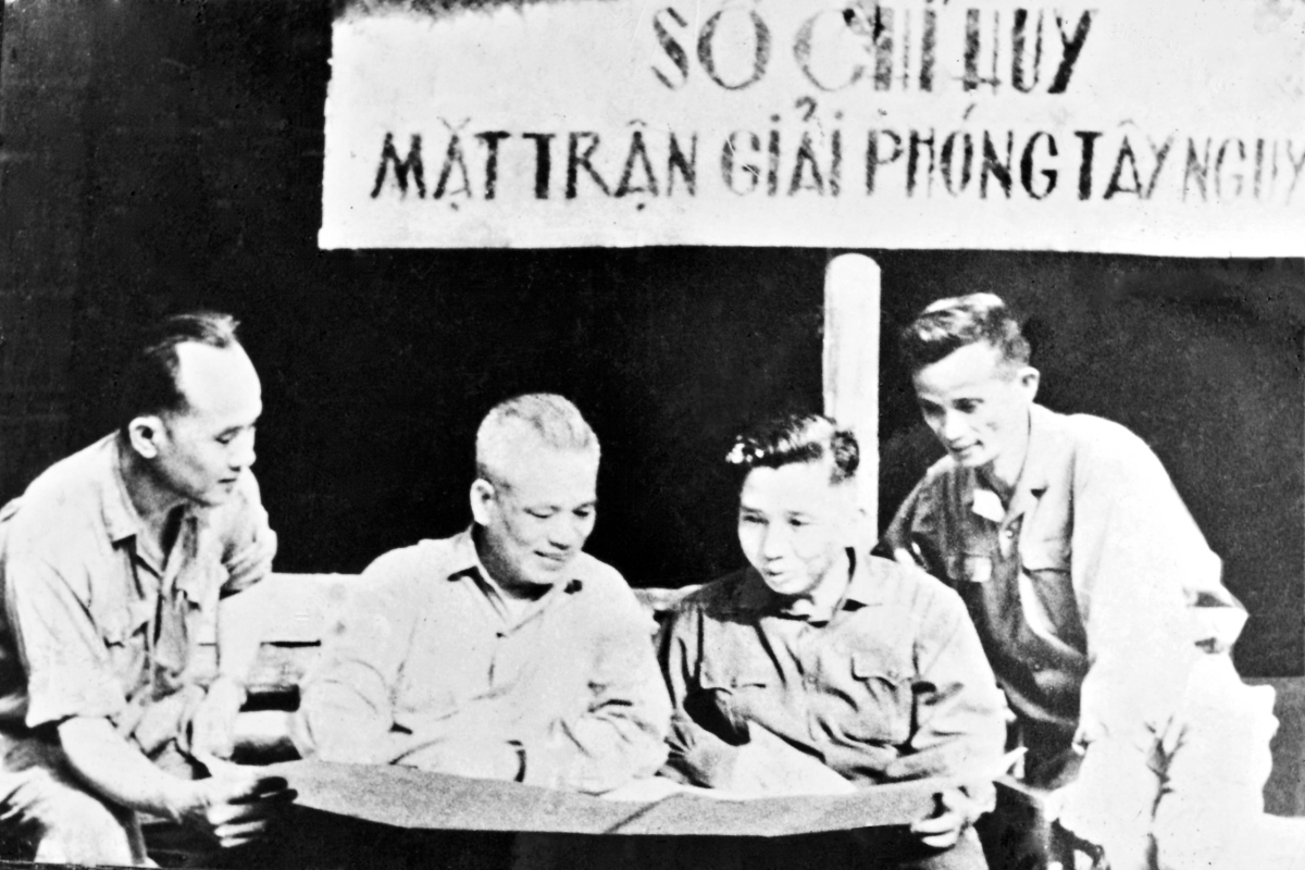 Đại tướng Văn Tiến Dũng, ồng Bùi San, ồng Huỳnh Văn Cần tàm Gah đơng lam tiah tam lơh tơngklàs Tây Nguyên nhai 03 nam 1975. Rùp lời kir