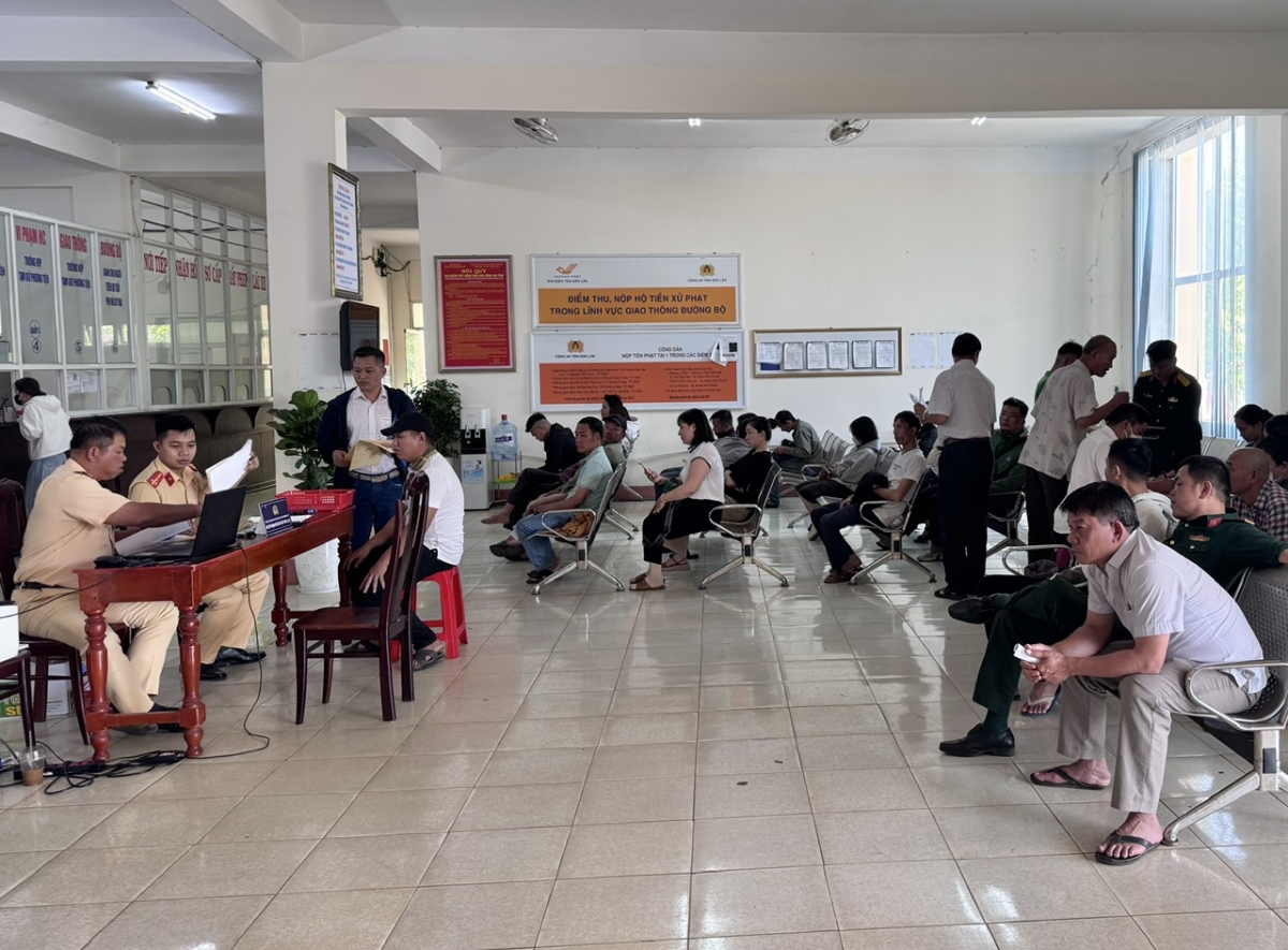 Kŏng an Dak Lak pêi pro klêi 1.540 hồ sơ hbru ăm mơ-éa phêp vê rơxế