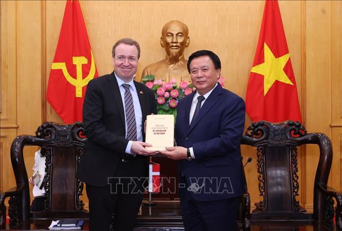 Wa Nguyễn Xuân Thắng an ndrôm siƀŭt bah Tổng Bí thư Nguyễn Phú Trọng an wa Michael Aastrup Jensen, Kruanh Đảng Tự do, Chủ nhiệm Ủy ban Trong kan tâm boh dak bah dih Quốc hội Đan Mạch