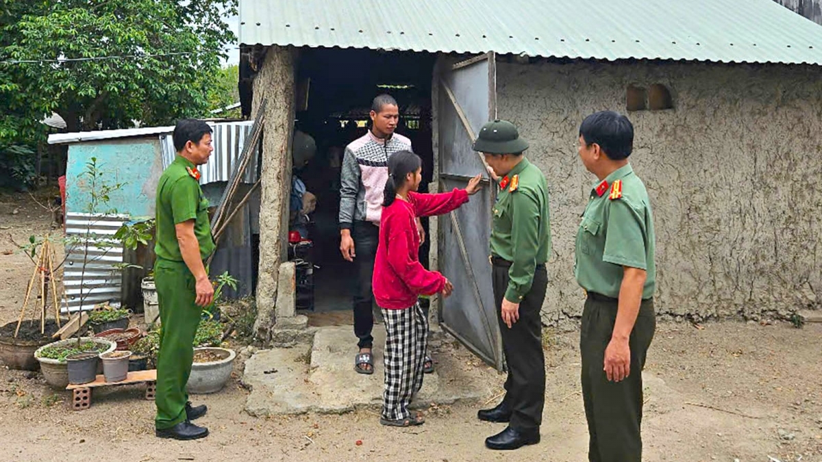 Đoàn công tác Bộ Công an khảo sát thực tế, chuẩn bị hỗ trợ xây dựng 1.400 căn nhà tại tỉnh Kon Tum.