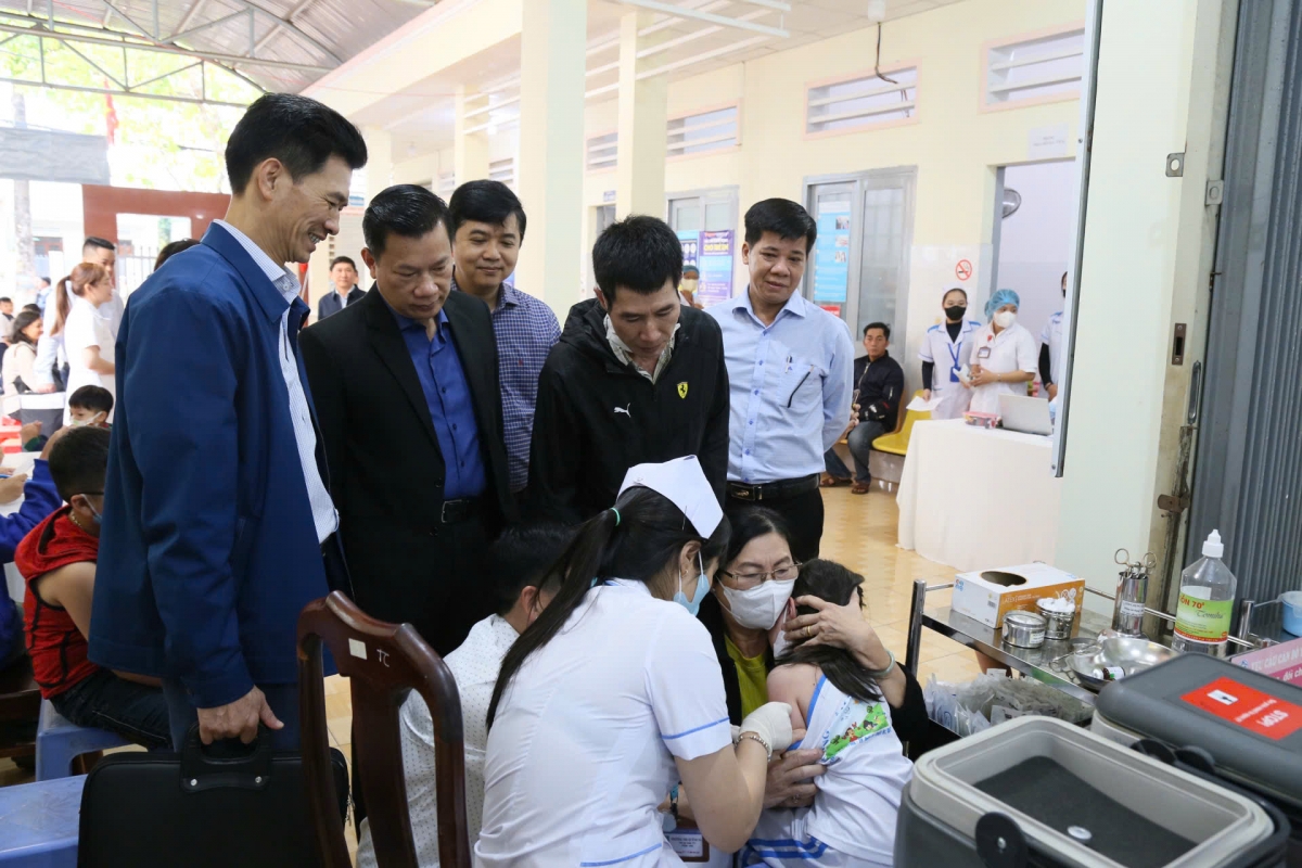 Mpồl lơh broă lòt sền broă lơh cĭt vaccine rơcang lài kơryan kòp rang tàm Buôn Ma Thuột