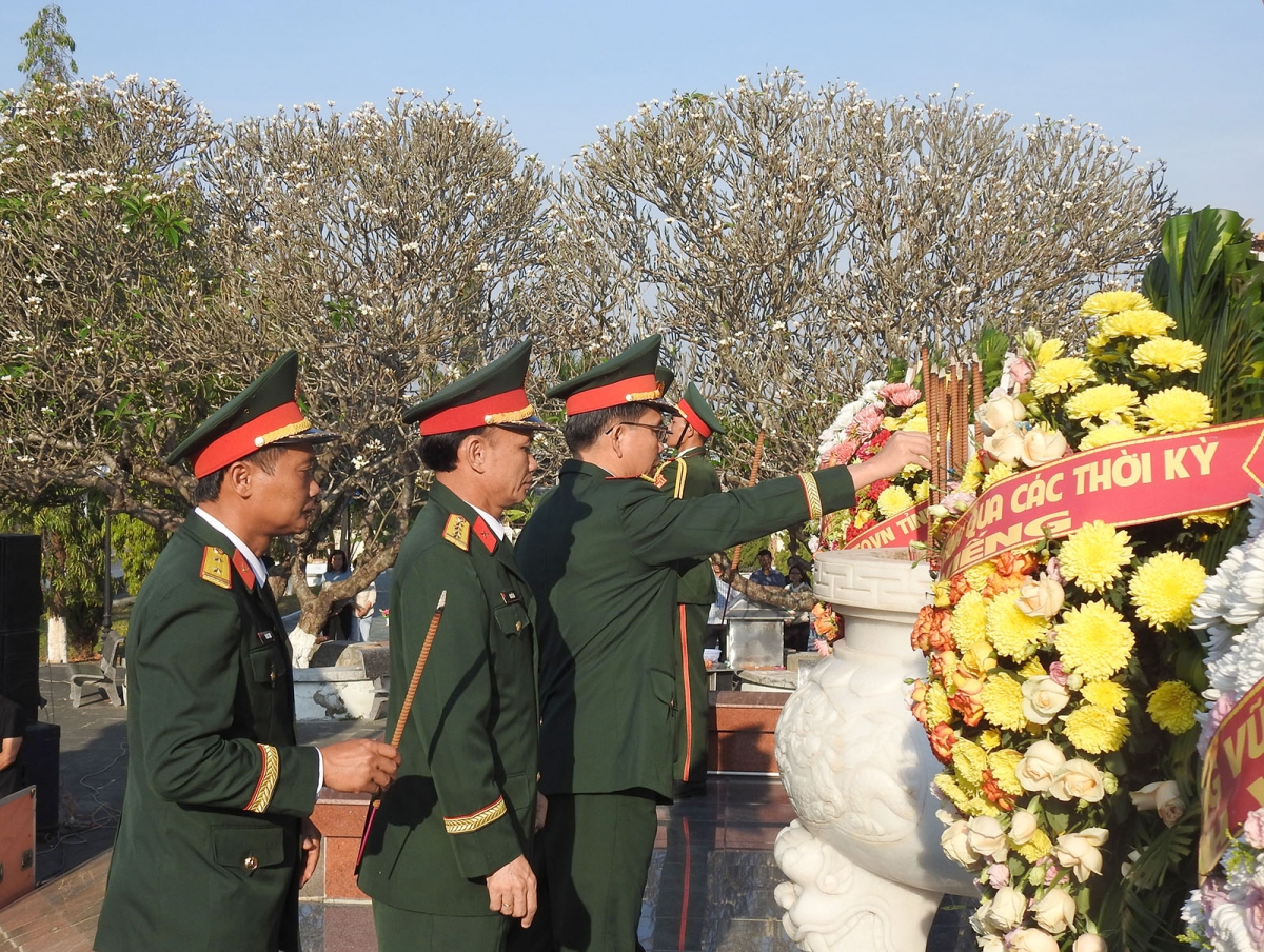 Đoàn đại biểu Sư đoàn 10, Quân đoàn 34 thắp hương tưởng nhớ anh linh các anh hùng liệt sỹ.