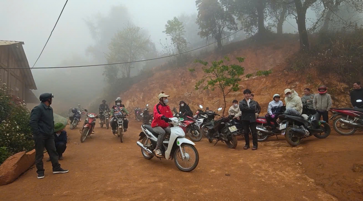 Đội ngũ xe ôm kiêm hướng dẫn viên du lịch luôn túc trực trên các cung đường