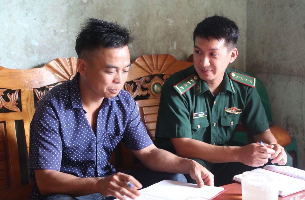 Đồn Biên phòng Ba Sơn (BĐBP tỉnh Lạng Sơn) đã phân công 15 đảng viên tham gia sinh hoạt
ở 15 chi bộ thôn (trong đó 13 chi bộ thôn giáp biên và 2 chi bộ thôn không giáp biên nhưng
phức tạp về an ninh trật tự) thuộc ba xã Mẫu Sơn, Cao Lâu và Xuất Lễ, huyện Cao Lộc.
Ảnh: Nguyễn Hoàng Duy Thái/VOV Đông Bắc