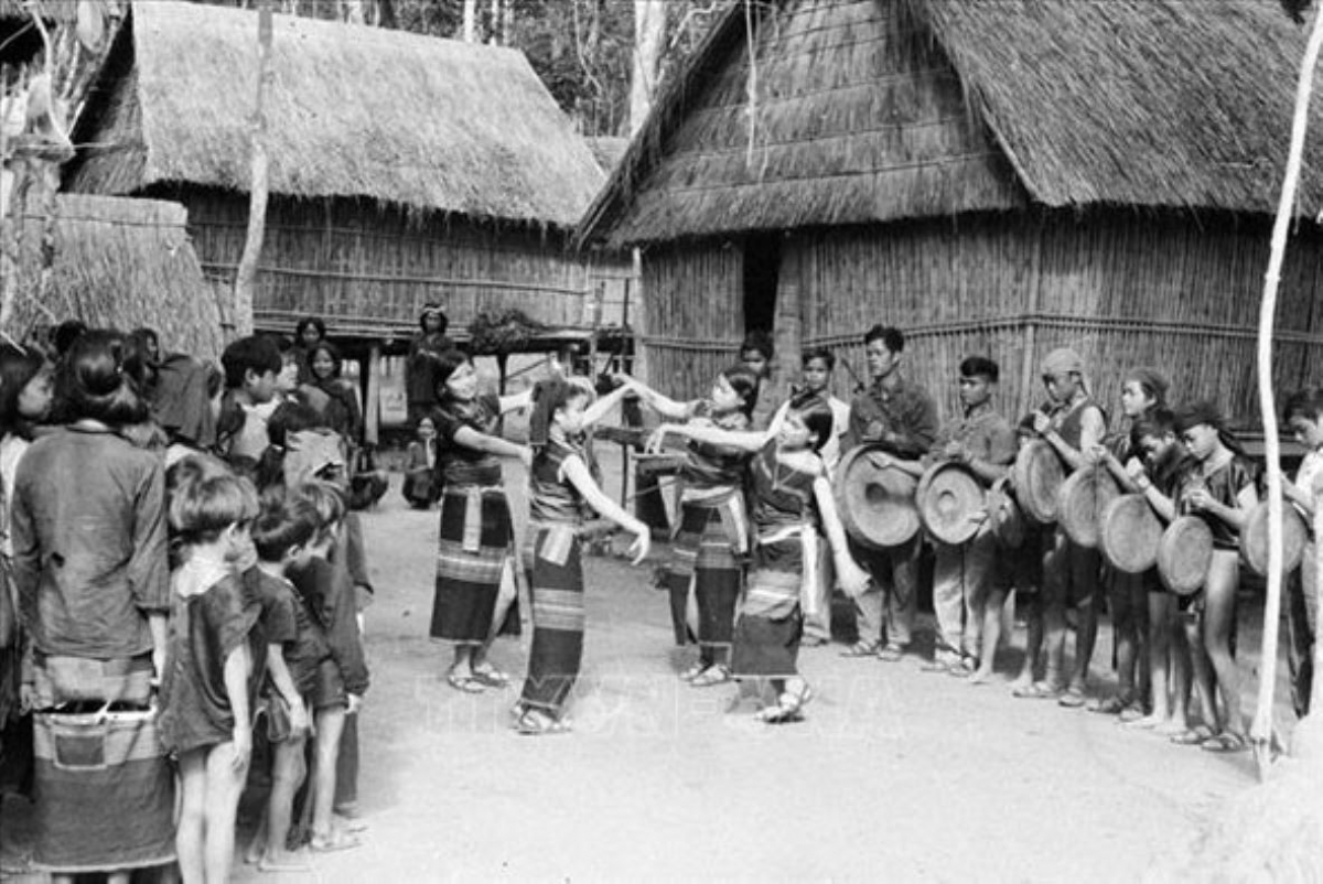 Làng bol Tây Nguyên chờ hờp ngai pha lin (rùp prap lời wơl)