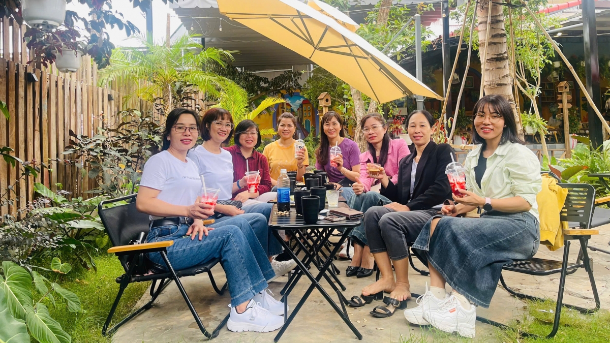 Gặp gỡ nơi quán cà phê đã trở thành nét văn hóa gắn kết con người Buôn Ma Thuột.
Ảnh: Nam Trang/VOV Tây Nguyên