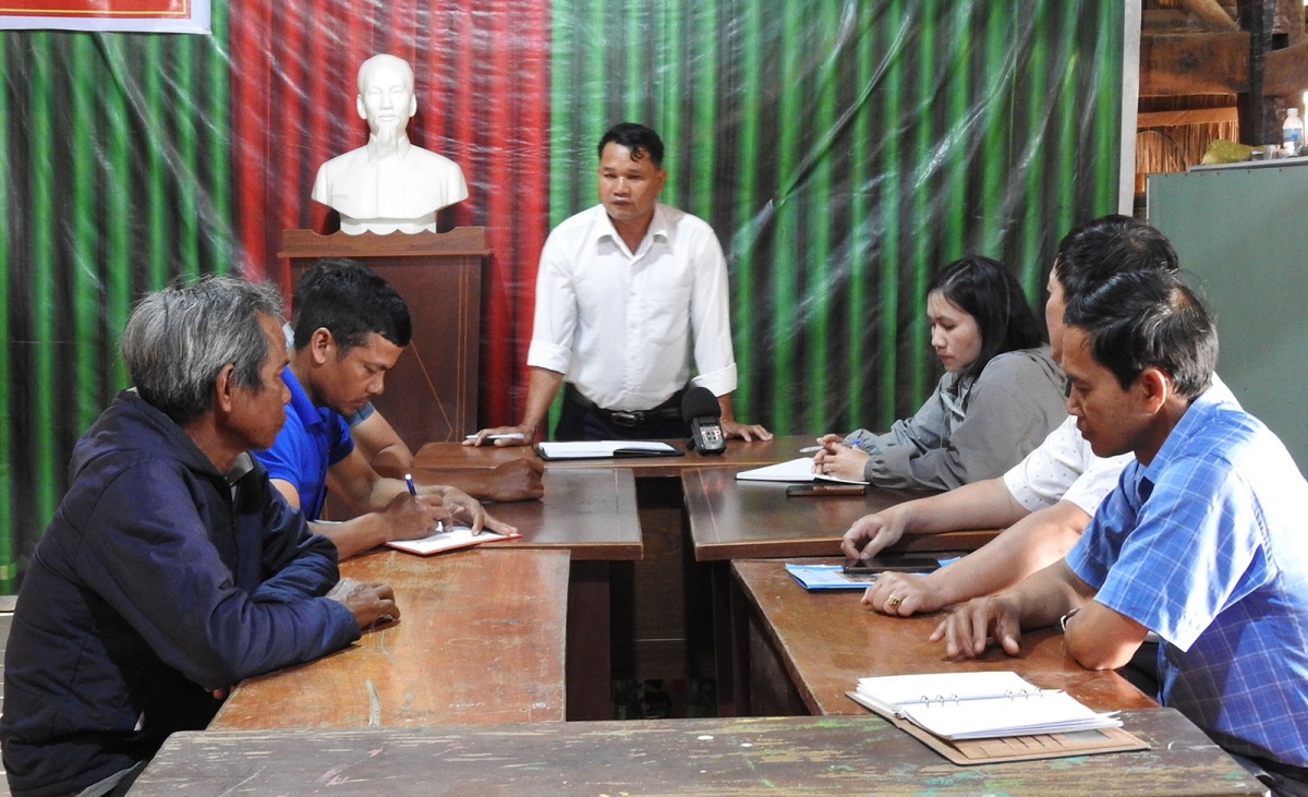 
A Thể, Bí thư Chi bộ- Thôn trơng thôn Gia Xiêng,-thôn trơng pơlei Gia Xiêng, tơring Rờ Kơi, Apŭng Sa Thầy tơlĕch jang kiơ̆ tơdrong jang tơgŭm djru 8 ŭnh hnam dơnuh lơ̆m pơlei atŏk tơ iung choh jang sa.