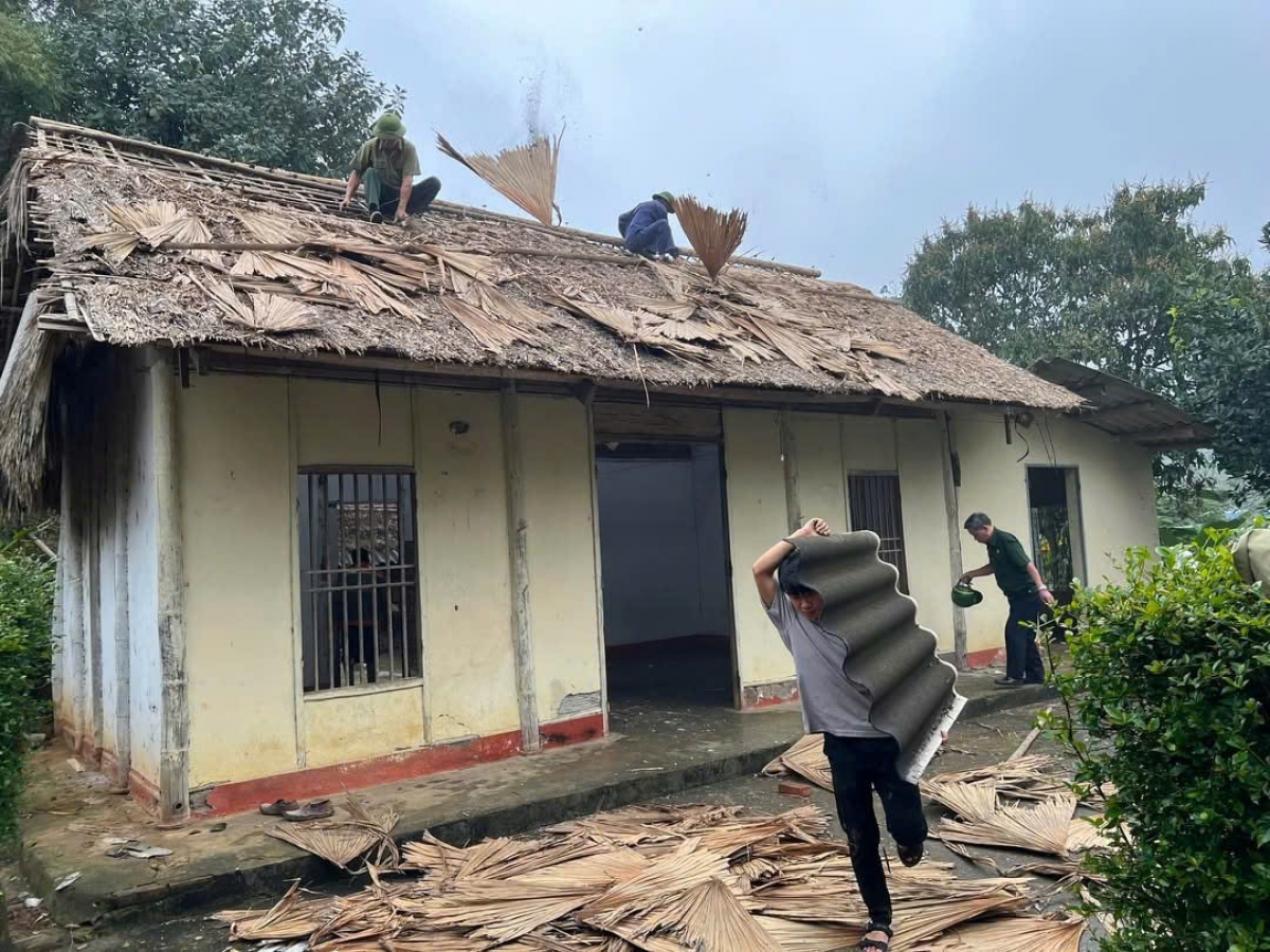 Hội cựu chiến binh thị trấn Mậu A, huyện Văn Yên chung tay xóa nhà dột nát.
Ảnh: Thừa Xuân/VOV Tây Bắc.