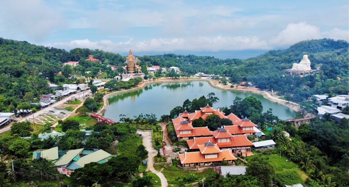 Khu du lịch núi cấm