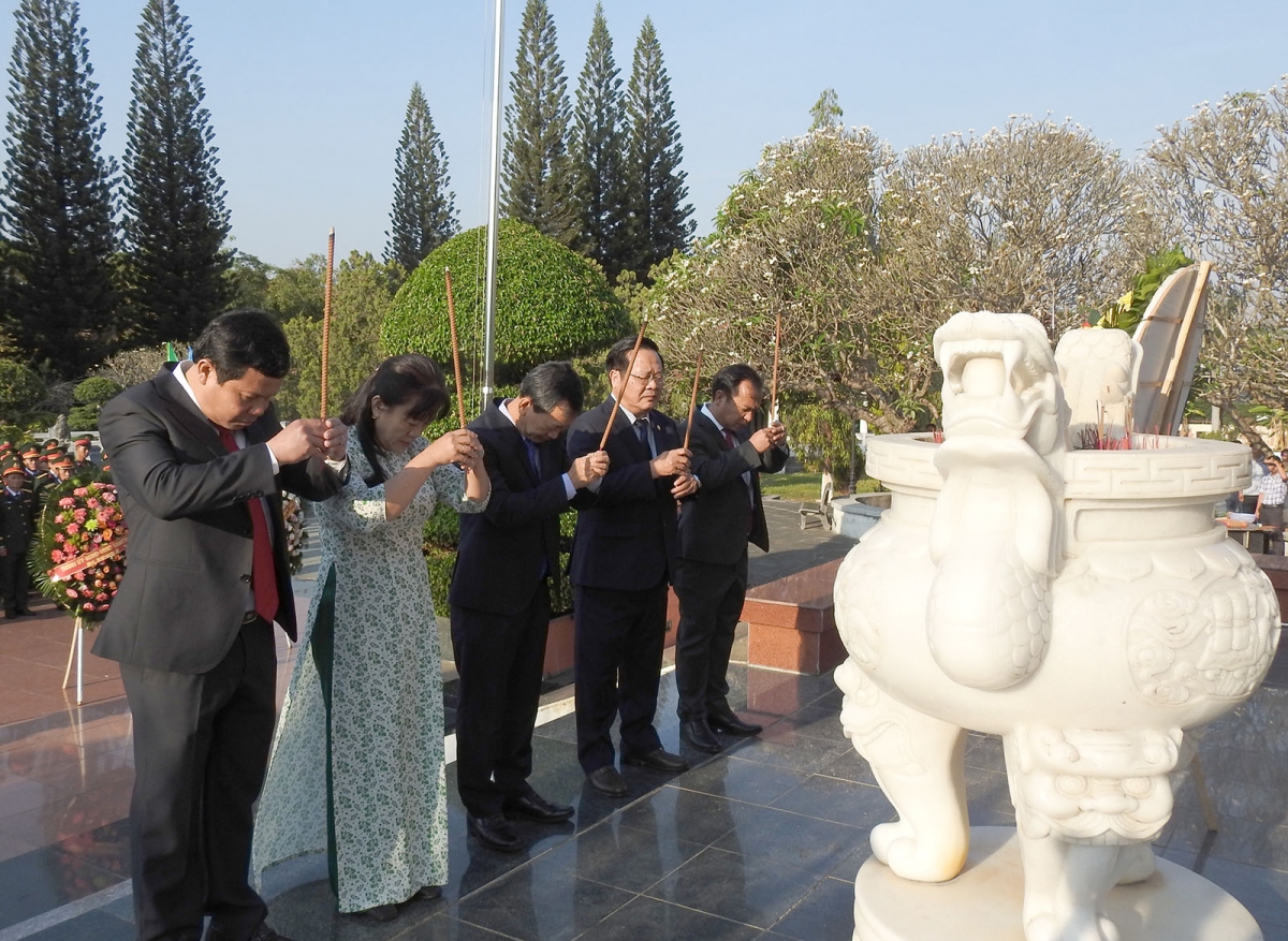 Lãnh đạo Tỉnh uỷ, HĐND, UBND, Uỷ ban MTTQ Việt Nam tỉnh Kon Tum thành kính dâng hương các anh hùng liệt sỹ.