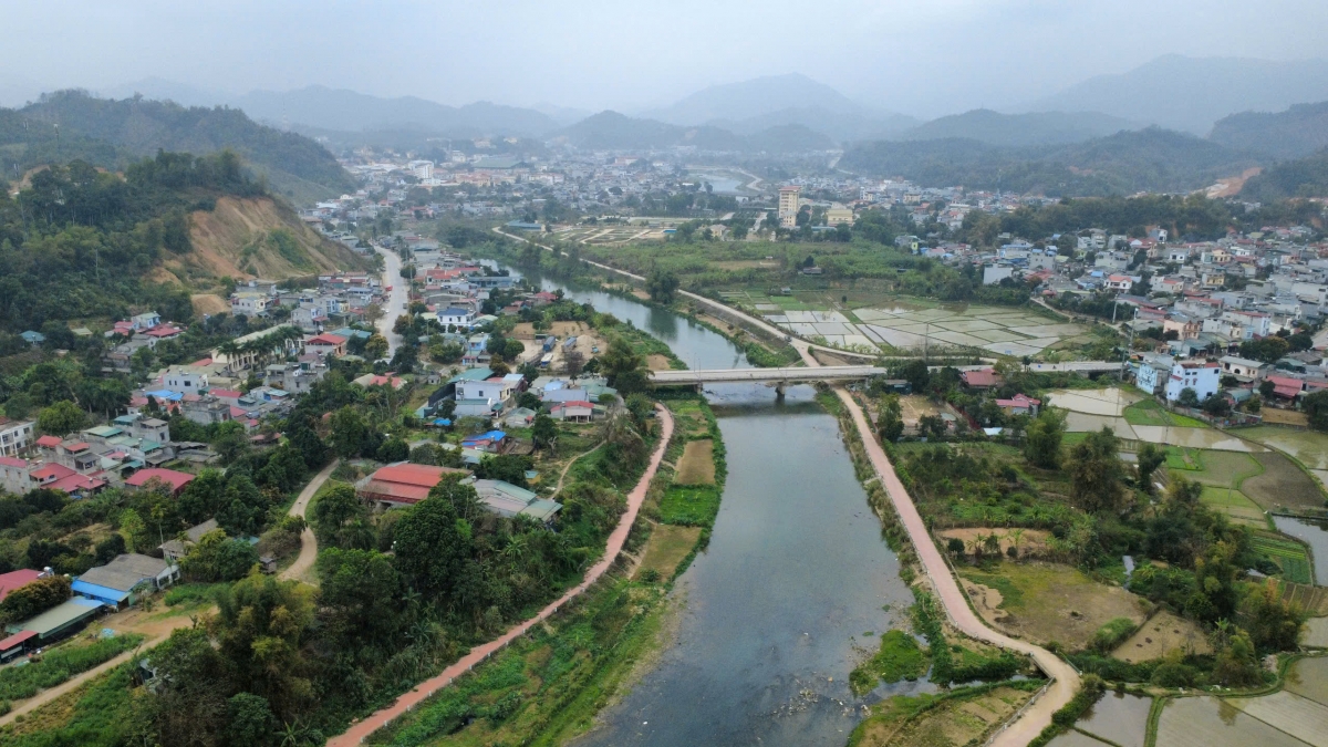 Lễ khai mạc diễn ra tối 25/4 tại sân khấu nổi trên dòng Sông Cầu thơ mộng…
Ảnh: Công Luận/VOV Đông Bắc