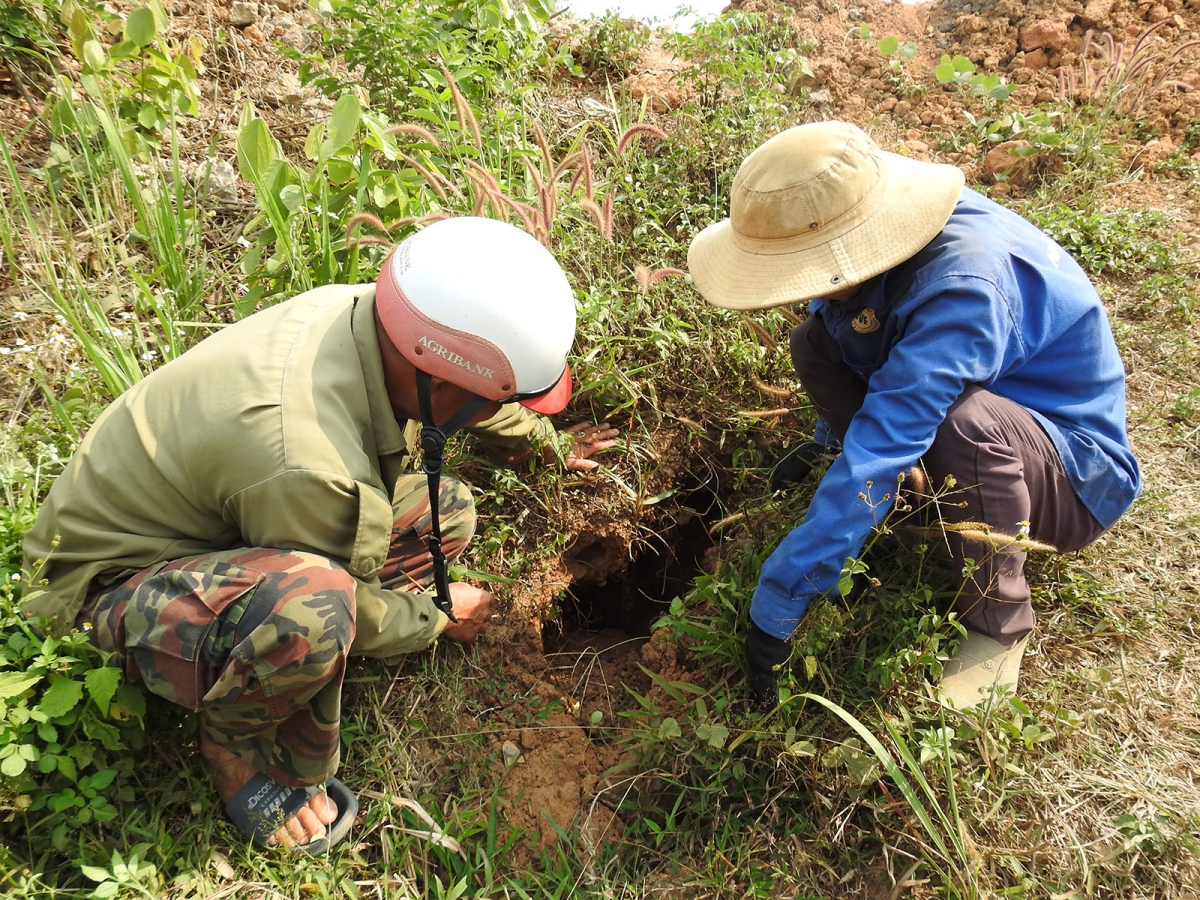 Lỗ mối trên thân đập Tà Cang khiến nước thất thoát không được sửa chữa.
Ảnh: Nguyễn Khoa Điềm/VOV Tây Nguyên