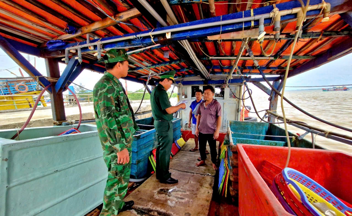 Lực lượng biên phòng Sóc Trăng tuyên truyền công tác chống khai thác IUU đến ngư dân