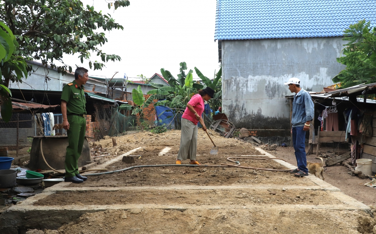 Lực lượng công an xã ở Đắk Lắk thường xuyên kiểm tra tiến độ xây dựng,
chất lượng vật liệu đôn đốc nhà thầu xây nhà đảm bảo.
Ảnh: Tuấn Long/VOV Tây Nguyên