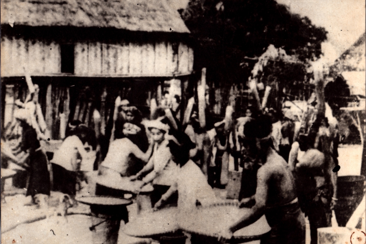 Đồng bào M'Nông sàng gạo phục vụ tiền tuyến (ảnh tư liệu).