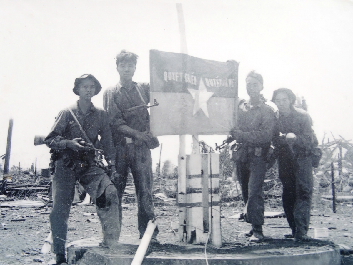 Quân giải phóng vui mừng giương cao cờ quyết thắng tại khu Mai Hắc Đế, Buôn Ma Thuột ngày 11/3/1975 (ảnh tư liệu).